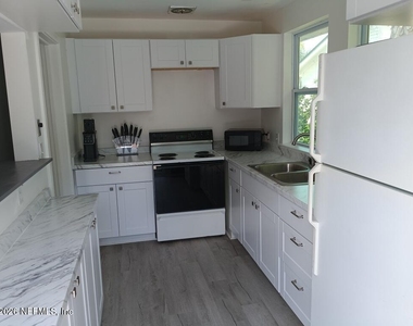 215 Oleander Street - Photo Thumbnail 2