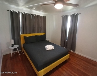 215 Oleander Street - Photo Thumbnail 7