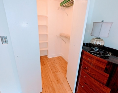 230 E Ontario Street - Photo Thumbnail 15