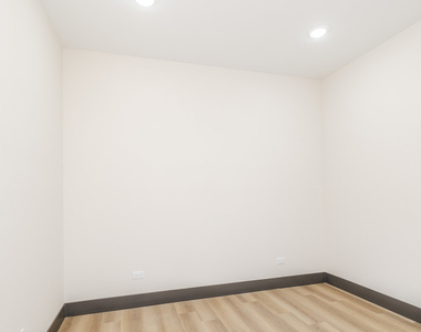 5637 S Prairie Avenue - Photo Thumbnail 10