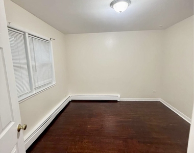 6235 N Mozart Street - Photo Thumbnail 4