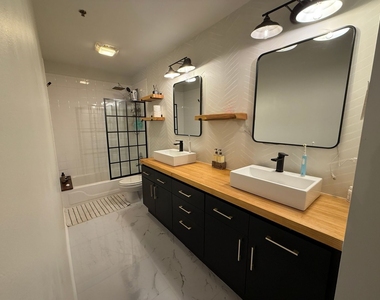 2511 W Moffat Street - Photo Thumbnail 10