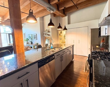 2511 W Moffat Street - Photo Thumbnail 6