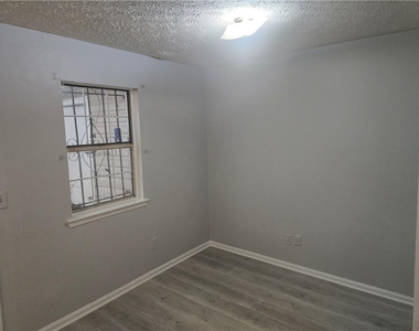 7233 Crestside Drive - Photo Thumbnail 3