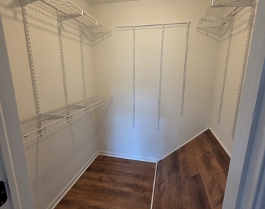 407 Trenton Court - Photo Thumbnail 15