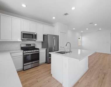 7211 Greenbriar Bend Court - Photo Thumbnail 12