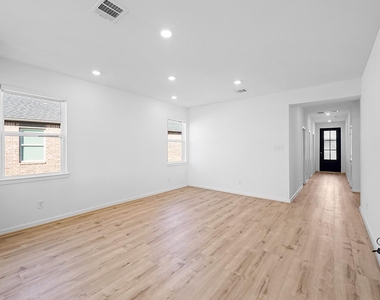 7211 Greenbriar Bend Court - Photo Thumbnail 9