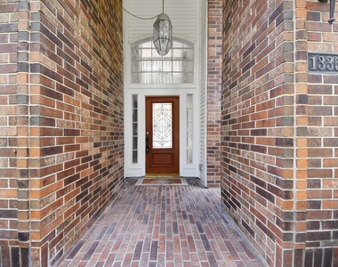 1335 Crescent Parkway Court - Photo Thumbnail 4