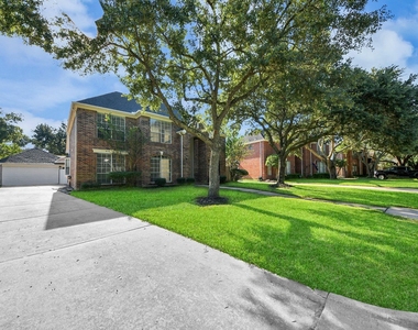 1335 Crescent Parkway Court - Photo Thumbnail 3