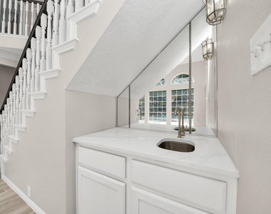 1335 Crescent Parkway Court - Photo Thumbnail 14