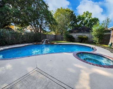 1335 Crescent Parkway Court - Photo Thumbnail 42