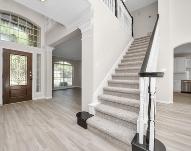 1335 Crescent Parkway Court - Photo Thumbnail 6