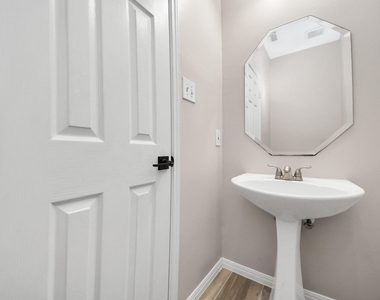 1335 Crescent Parkway Court - Photo Thumbnail 21