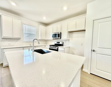 21823 White Stone Creek Dr - Photo Thumbnail 7