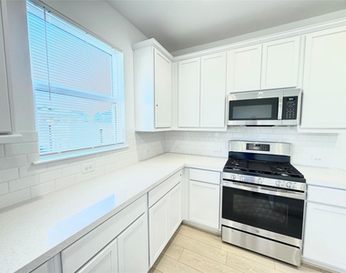 21823 White Stone Creek Dr - Photo Thumbnail 6