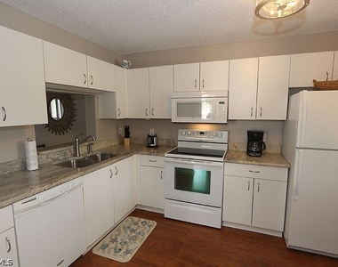 7812 Emerald Circle - Photo Thumbnail 11
