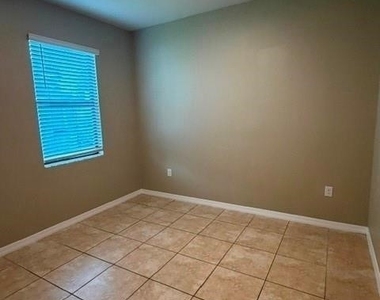 235 Nw 22nd Court - Photo Thumbnail 9