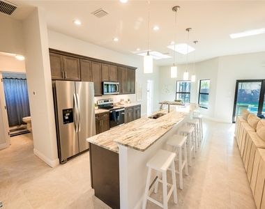 2906 Se 8th Avenue - Photo Thumbnail 6