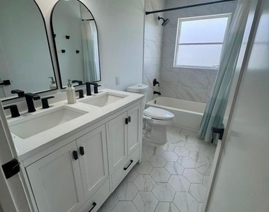 5305 Cocoa Court - Photo Thumbnail 7