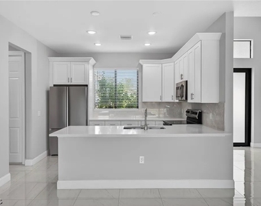 1715 Sw 3rd Street - Photo Thumbnail 5