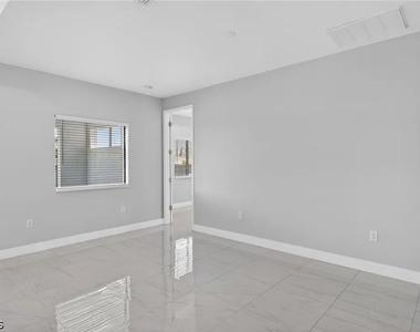 1715 Sw 3rd Street - Photo Thumbnail 8