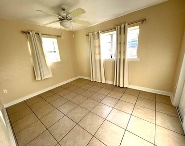 2127 Smathers Circle N - Photo Thumbnail 6