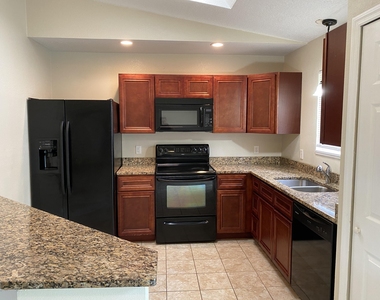 481 Harrington Street Sw - Photo Thumbnail 2