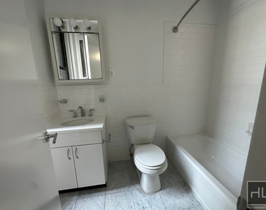 East 46 Street - Photo Thumbnail 2