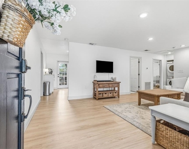 3913 W Wallace Avenue - Photo Thumbnail 3