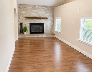 4405 W Wallcraft Avenue - Photo Thumbnail 2