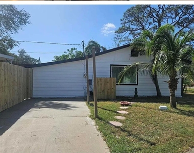 2735 Boca Ciega Drive N - Photo Thumbnail 4