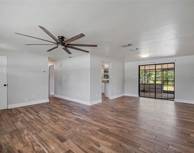 2201 Camellia Drive - Photo Thumbnail 8