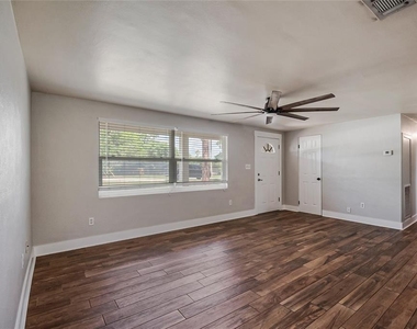 2201 Camellia Drive - Photo Thumbnail 7