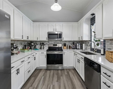 7610 Heathfield Court - Photo Thumbnail 8