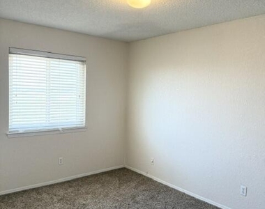 1409 Luz De Camino Way - Photo Thumbnail 32