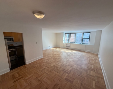 East 79th Street - Photo Thumbnail 5