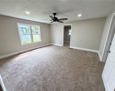 219 E Wallace Ave - Photo Thumbnail 12