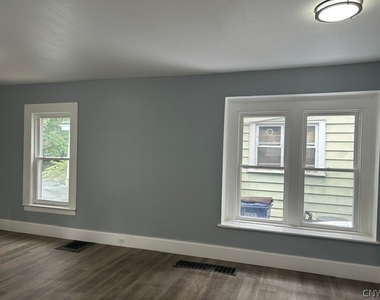 322 Hatch Street - Photo Thumbnail 12