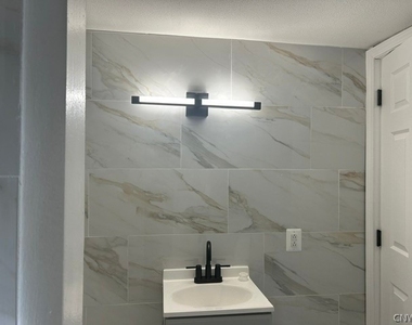 322 Hatch Street - Photo Thumbnail 16