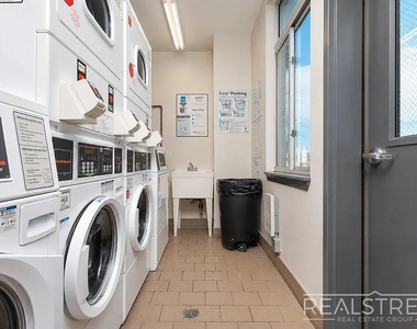 184 Noll Street - Photo Thumbnail 8