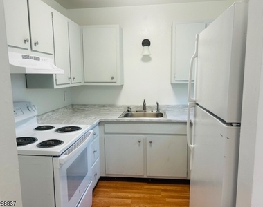 7 Hillside Ave - Photo Thumbnail 1