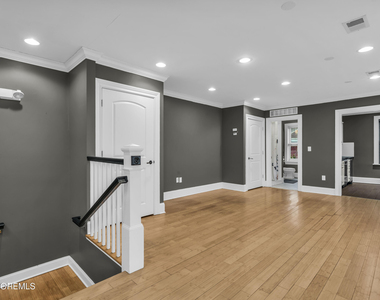 205 Bay Avenue - Photo Thumbnail 2