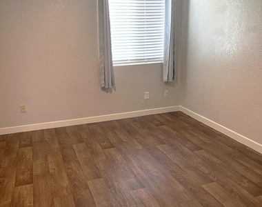 1215 E Lemon Street - Photo Thumbnail 7