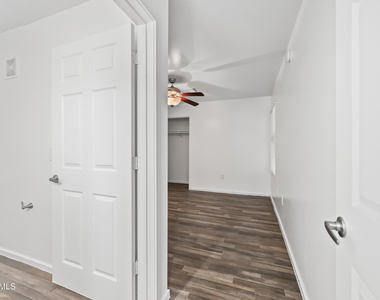 3065 N 67th Avenue - Photo Thumbnail 13