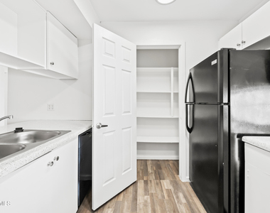 3065 N 67th Avenue - Photo Thumbnail 11
