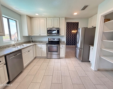 6041 W Villa Maria Drive - Photo Thumbnail 9
