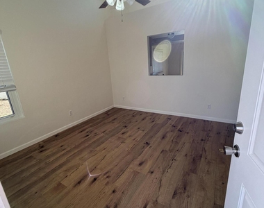 6038 S Alameda Road - Photo Thumbnail 8