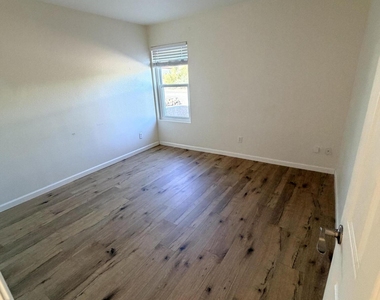 6038 S Alameda Road - Photo Thumbnail 11