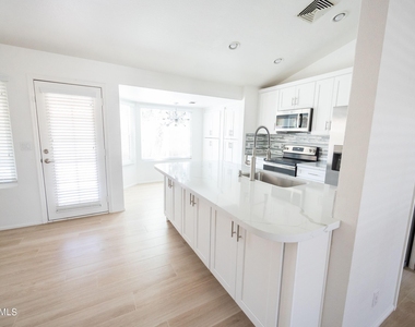1027 E Hearne Way - Photo Thumbnail 3