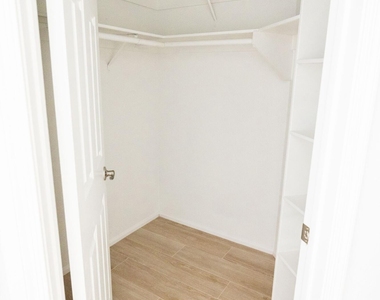 1027 E Hearne Way - Photo Thumbnail 11